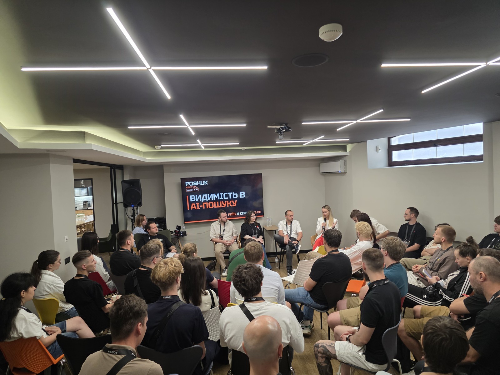 Спікери і зал під час обговорення видимості в AI-пошуку на Poshuk Meetup