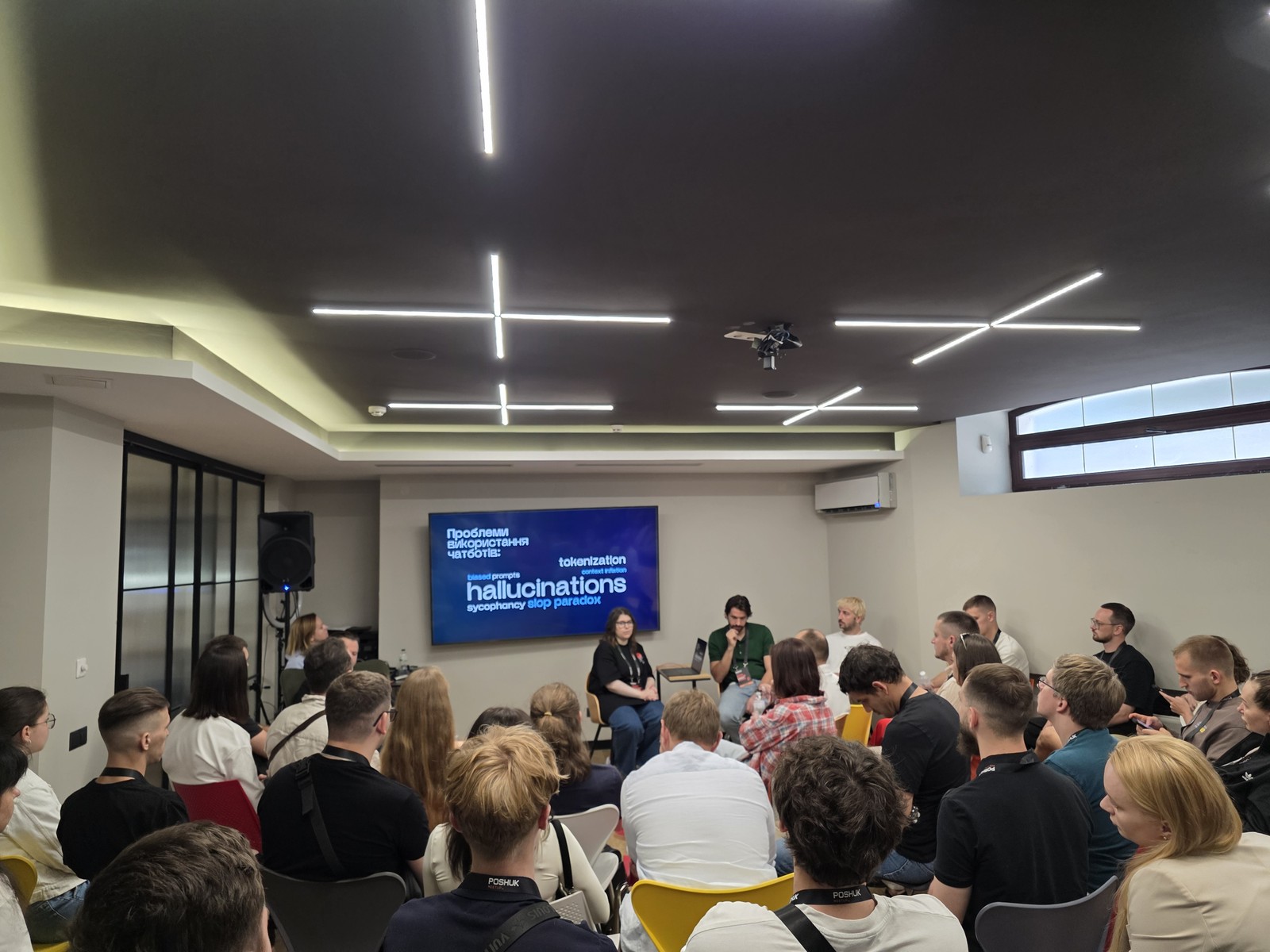 Слайд про проблеми чатботів під час презентації Вікторії Сауліт-Миколайчук