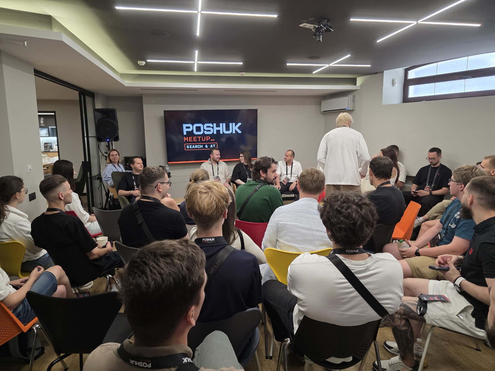 Повна кімната учасників Poshuk Meetup перед екраном із назвою мітапу
